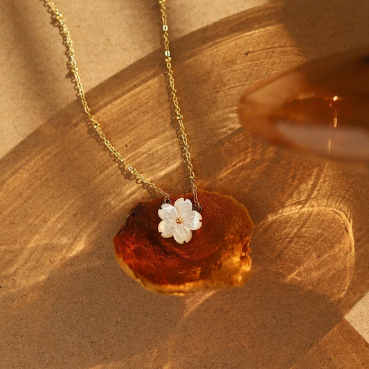 Lily's Flower Necklase